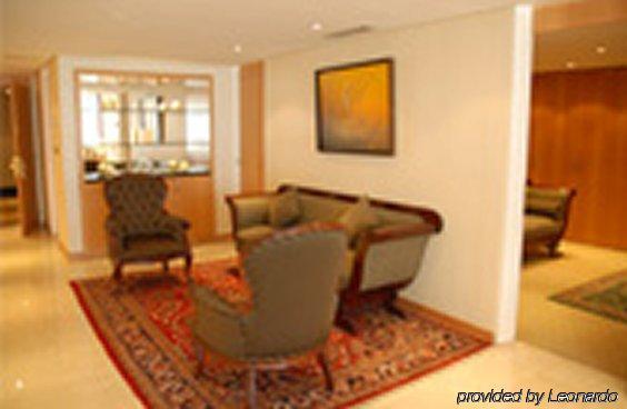 Eurobuilding Hotel & Suites การากัส ห้อง รูปภาพ A living room in a typical condominium